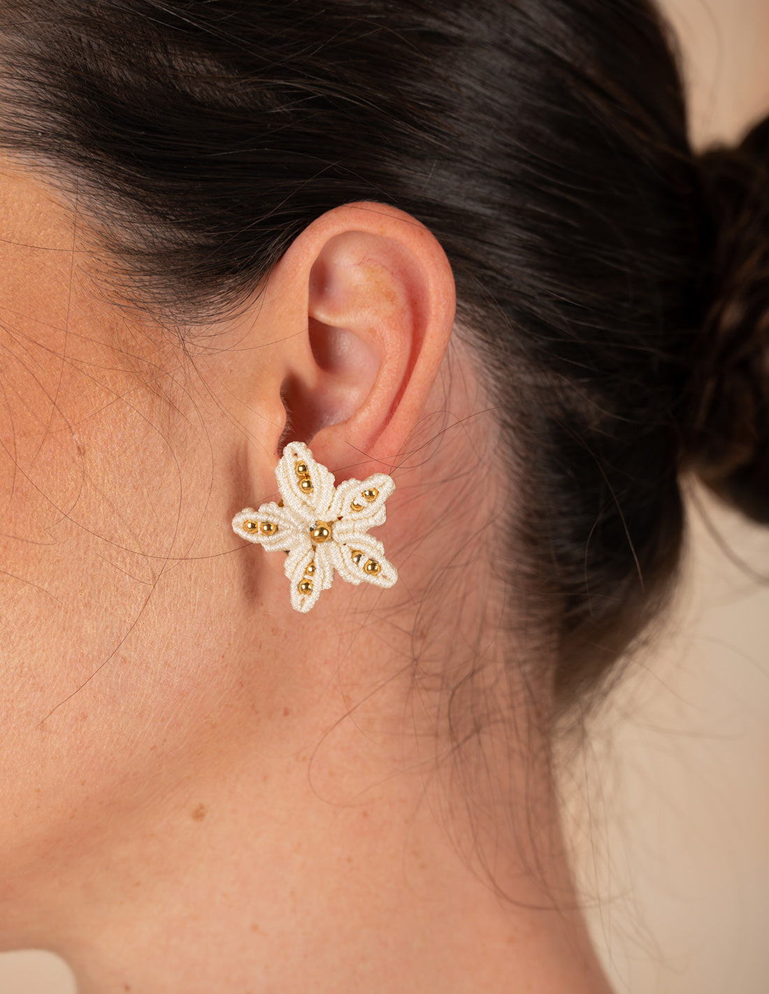 Clematis Earring Ivory. Earring In Ivory. Entreaguas