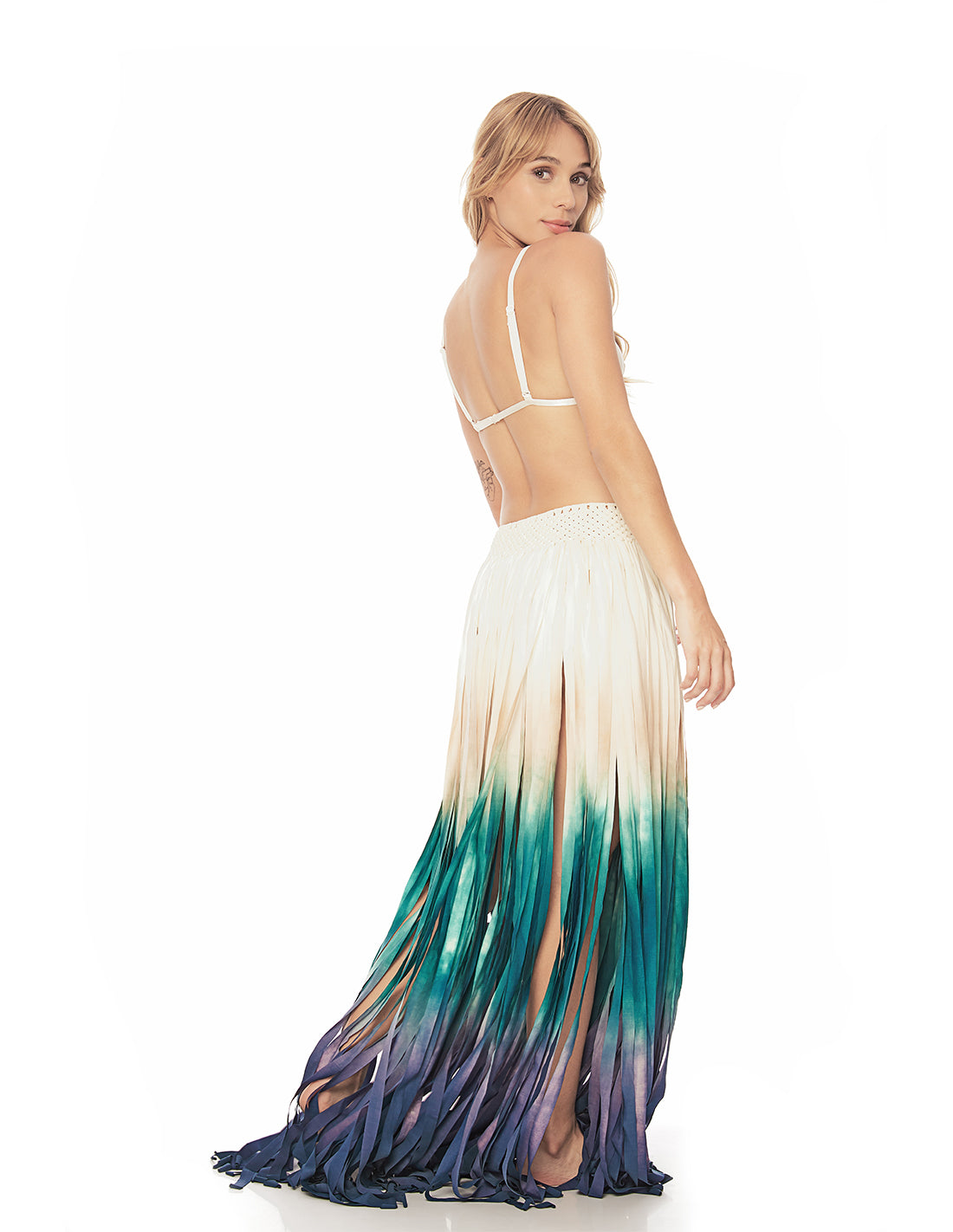 Flow Skirt Aqua Marine. Hand-Dyed Beach Skirt With Hand Woven Macramé In Aqua Marine. Entreaguas