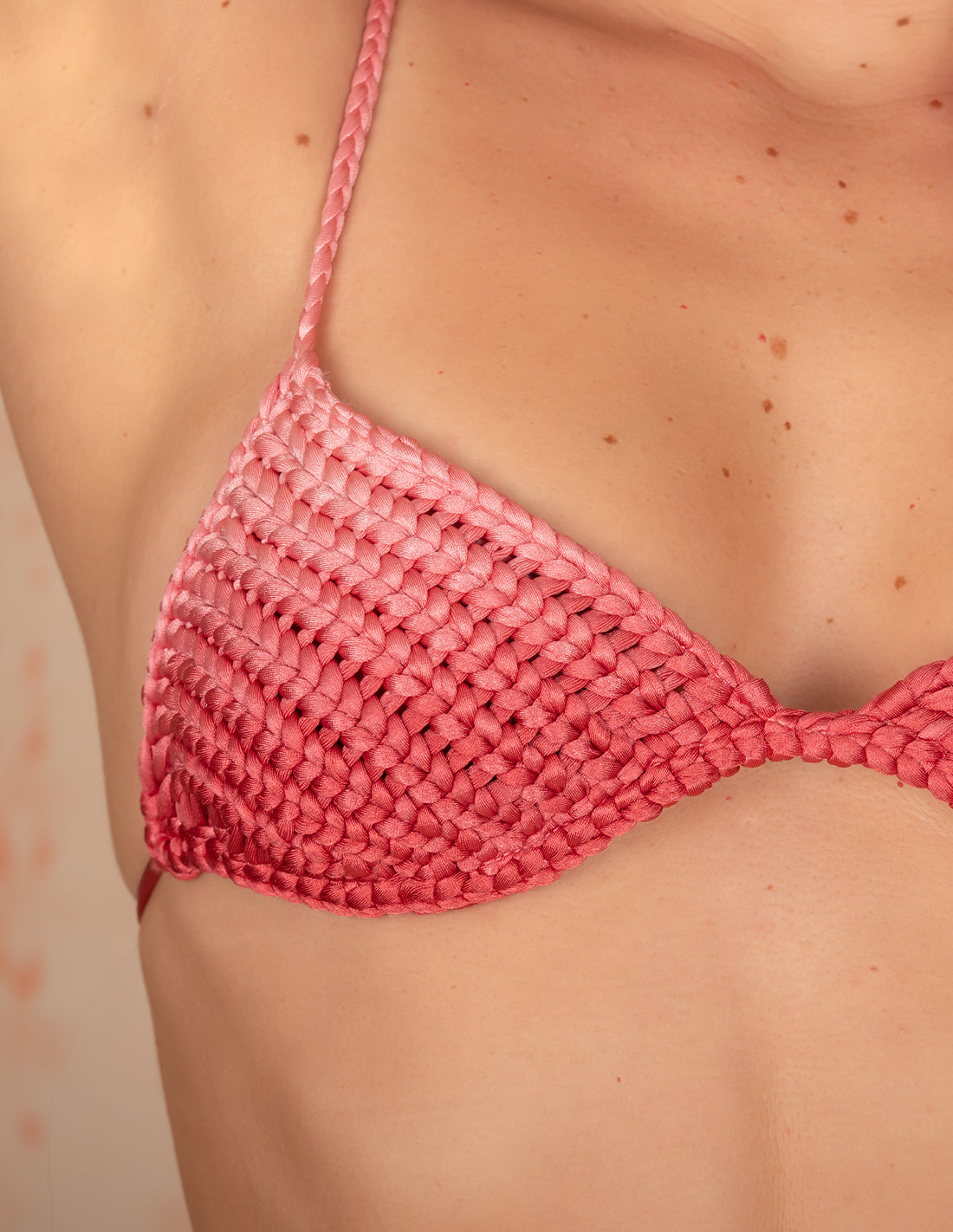 Chiflarte Top Faded Red Flower. Hand-Dyed Bikini Top With Hand Woven Macramé In Faded Red Flower. Entreaguas
