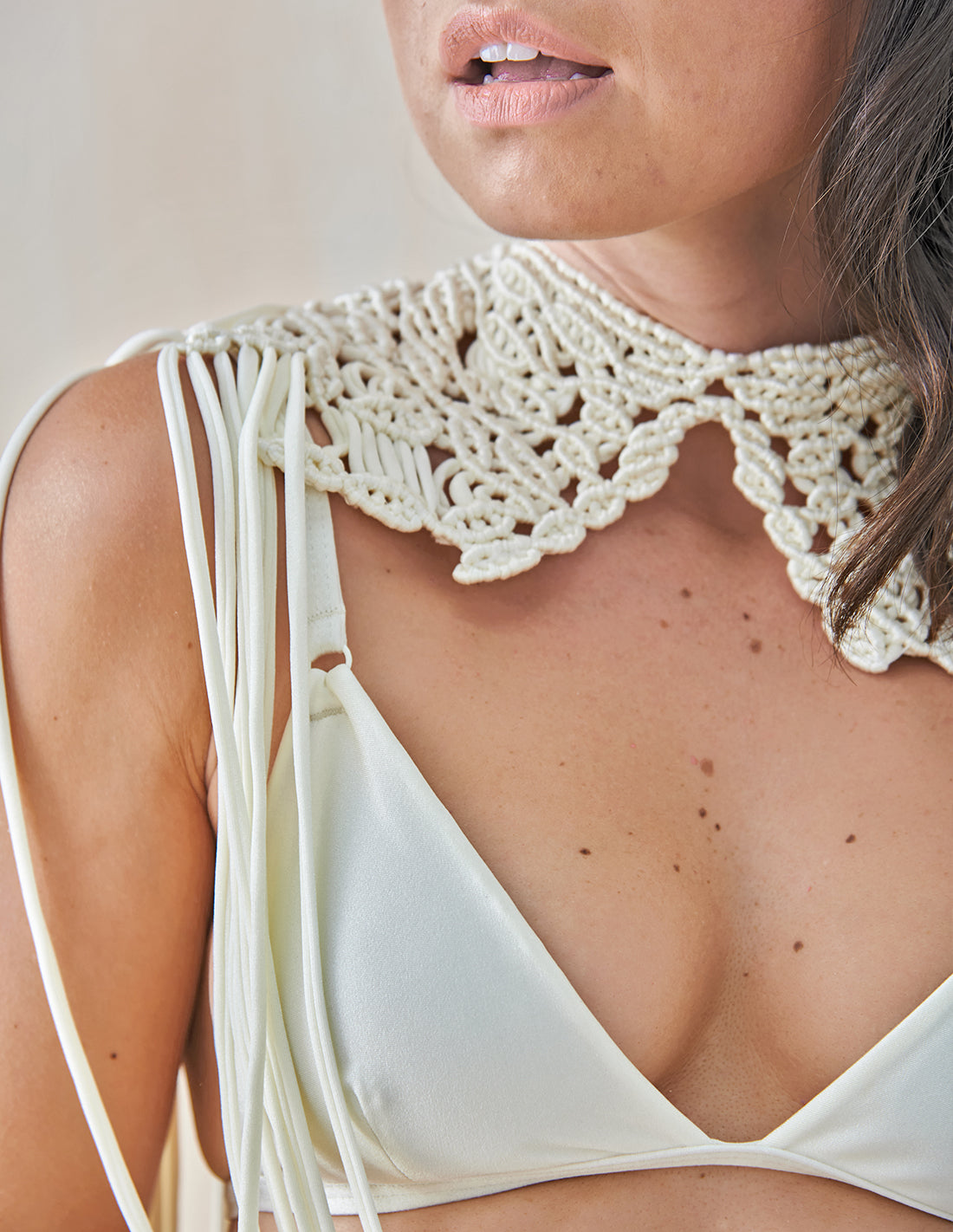 Royalty Neck Ivory. Neck With Hand Woven Macramé In Ivory. Entreaguas