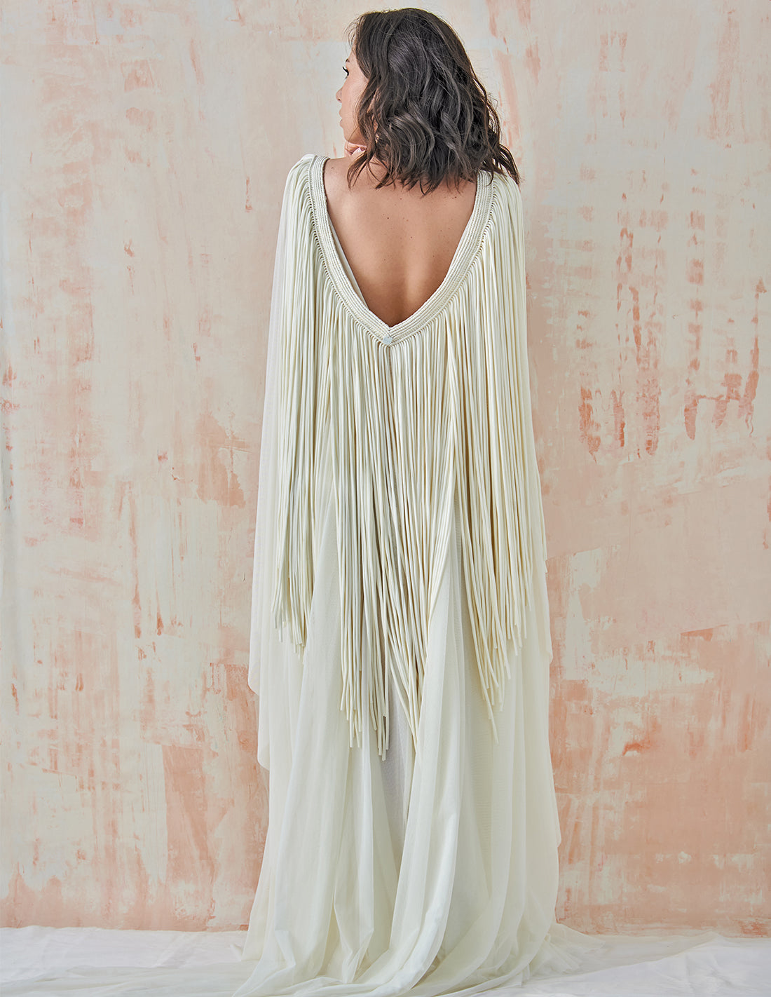 Sublime Cape Ivory. Cape With Hand Woven Macramé In Ivory. Entreaguas