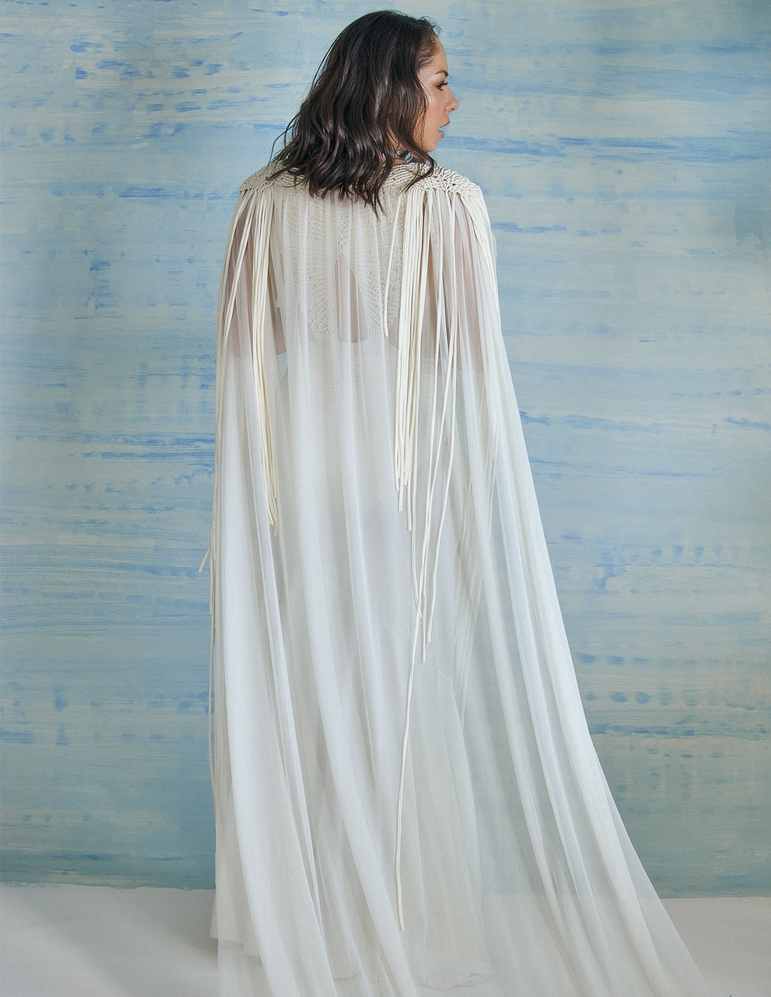 Voile Cape Ivory. Cape With Hand Woven Macramé In Ivory. Entreaguas