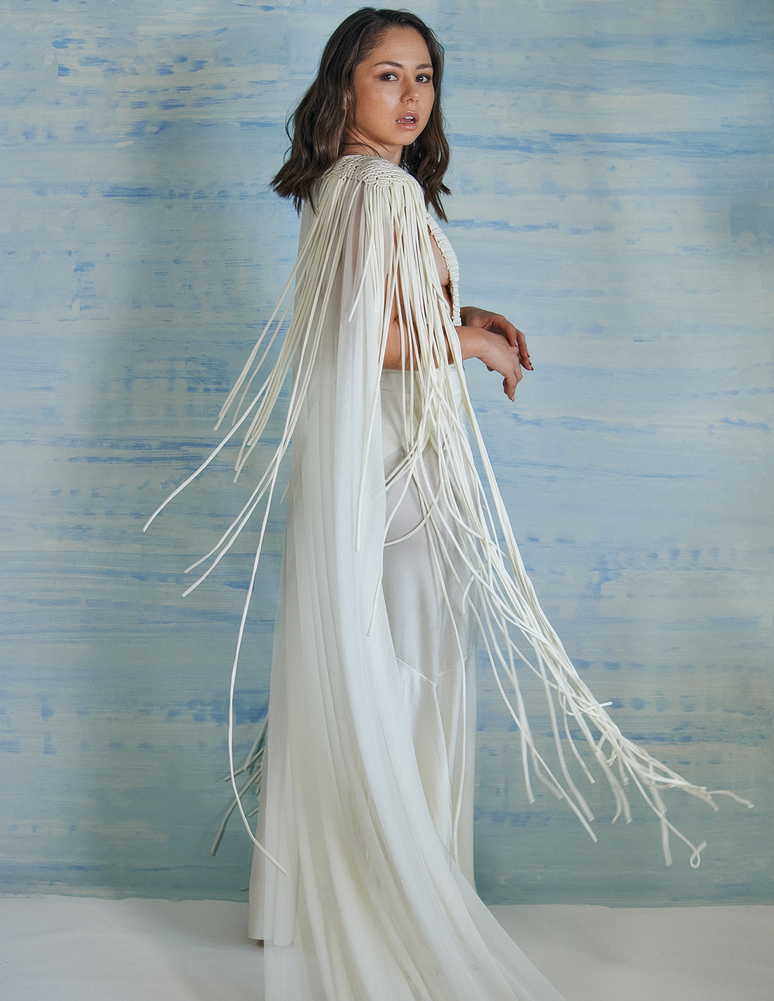 Voile Cape Ivory. Cape With Hand Woven Macramé In Ivory. Entreaguas
