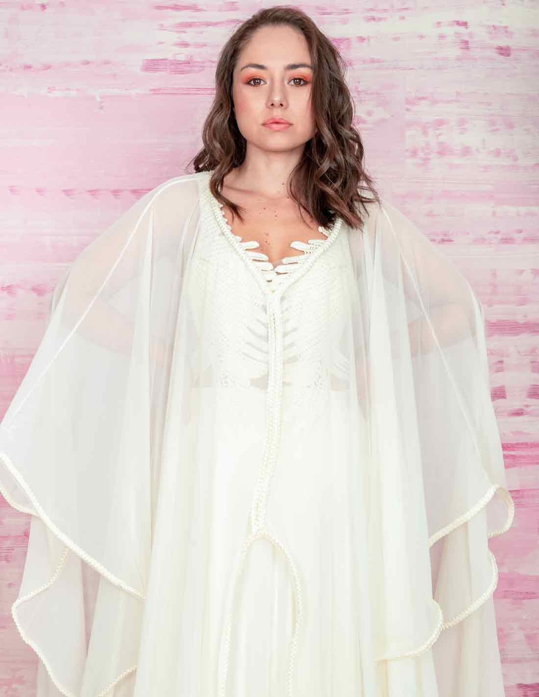 Festival Cape Ivory. Cape With Hand Woven Macramé In Ivory. Entreaguas