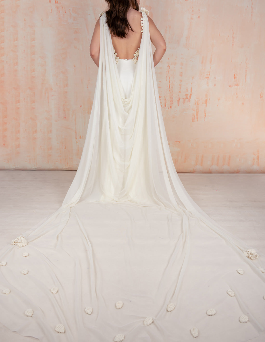 Eternal Cape Ivory. Cape With Hand Woven Macramé In Ivory. Entreaguas