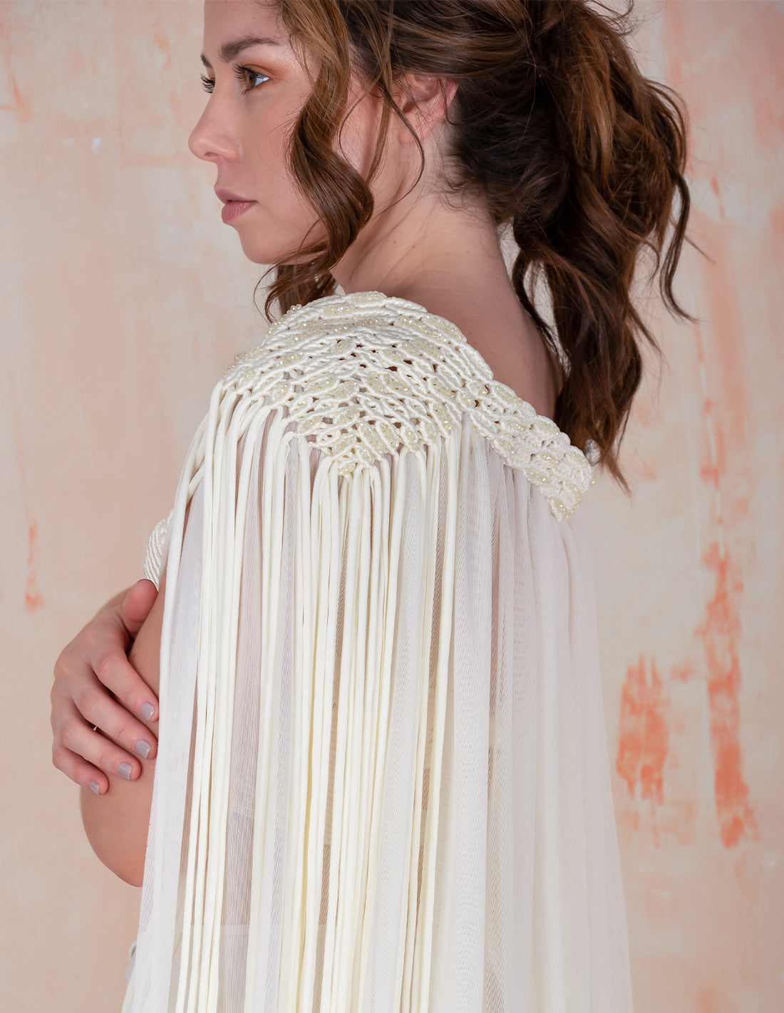 Voile Glow Cape Ivory. Cape With Hand Woven Macramé In Ivory. Entreaguas