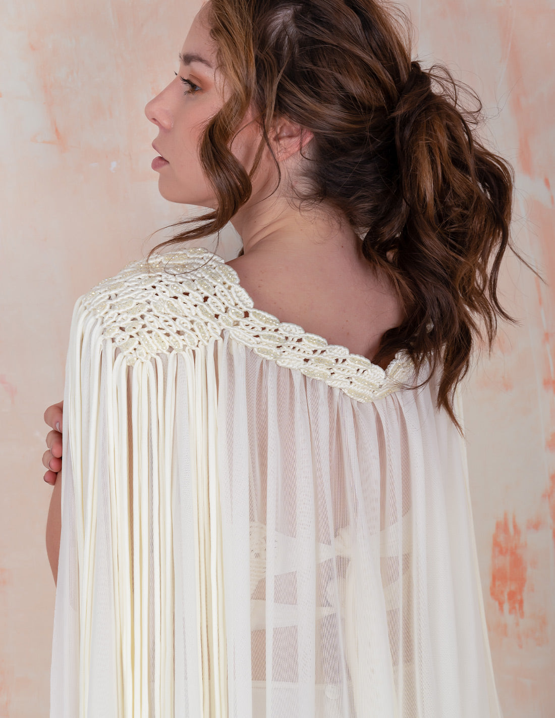 Voile Glow Cape Ivory. Cape With Hand Woven Macramé In Ivory. Entreaguas