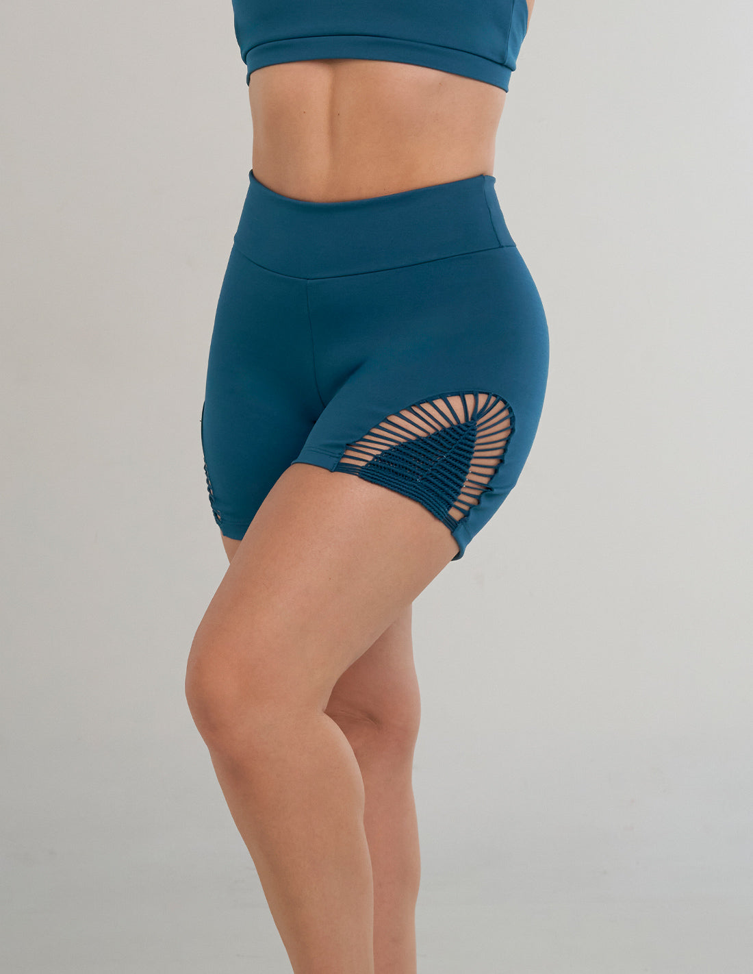 Glow Legging Shorts Oil. Hand-Dyed Legging Shorts With Hand Woven Macramé In Oil. Entreaguas